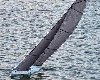 Barca a vela RC stampabile in 3D (675 mm) – File STL – Modello di yacht ad alte prestazioni + Guida PDF passo passo