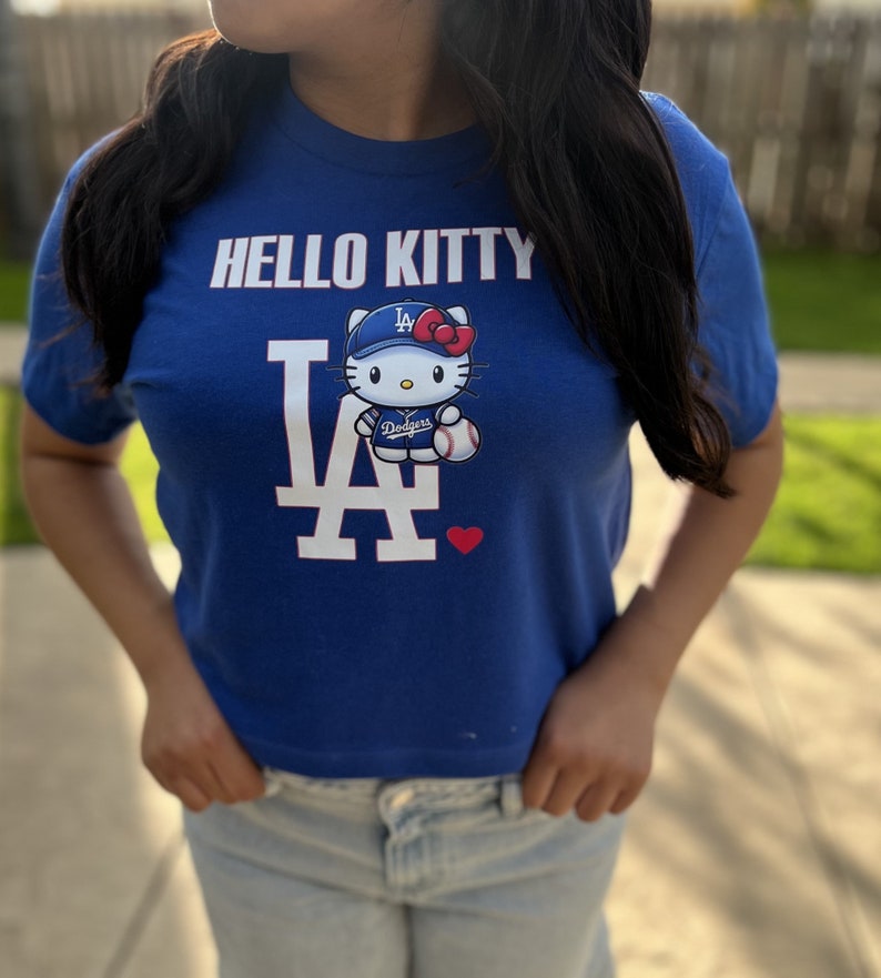 pink outline to HELLO KITTY and LA