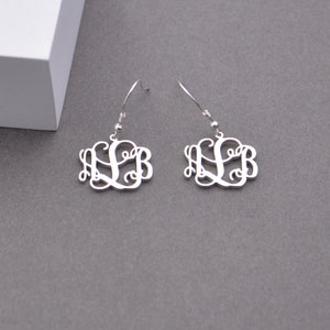 Regalo de San Valentín, pendiente con monograma personalizado, pendiente con tres iniciales, regalo para ella, joyería hecha a mano