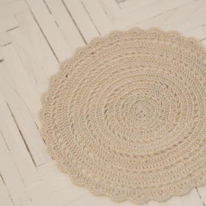 Alfombra de ganchillo beige en miniatura a escala 1:12, redonda y hecha a mano para casas de muñecas en miniatura, regalo para amantes de las miniaturas.