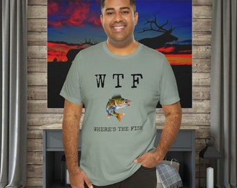 Puede incluir: Una camiseta verde claro con el texto "WTF WHERE'S THE FISH" y un gráfico de un pez saltando fuera del agua.