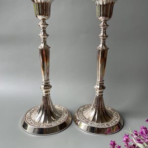Vintage metall ljusstakehållare, blommotiv, heminredningsdisplay