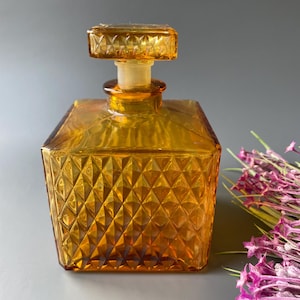 Vintage amberkleurige glazen karaf uit de jaren 70 / vierkante stop / displaydecor voor thuisbar / ontwerp uit het midden van de eeuw / fles sterke drank / karaf