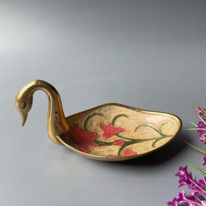 小さなヴィンテージ真鍮ボウル / 手描き / エナメル加工 / 白鳥の形をした小物入れトレイ / 装飾ディスプレイ / 花のモチーフ / 装飾小物入れトレイ