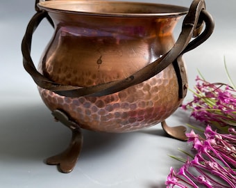 Small vintage Swedish copper footed bowl, bowl, handmade. Cauldron style, raised on tripod legs, with handle. Hone decor display. Rustic