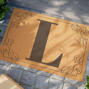 Felpudo de entrada, alfombra con monograma, alfombra con la letra inicial L, felpudo de bienvenida para exteriores, decoración de entrada, idea de regalo para inauguración de la casa, accesorios para el porche delantero