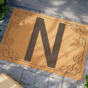 Felpudo de entrada, alfombra con monograma, alfombra con la letra inicial N, felpudo de bienvenida para exteriores, decoración de entrada, idea de regalo para inauguración de la casa, accesorios para el porche.