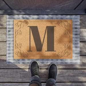 Felpudo de entrada, alfombra con monograma, alfombra con la letra inicial M, felpudo de bienvenida para exteriores, decoración de entrada, idea de regalo para inauguración de la casa, accesorios para el porche delantero