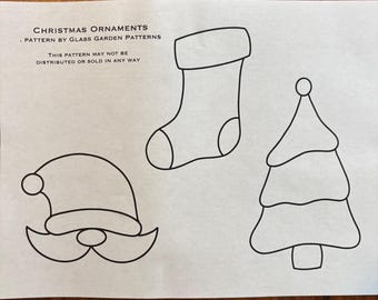 Könnte beinhalten: Eine druckbare Vorlage für drei Weihnachtsornamente: einen Strumpf, einen Weihnachtsbaum und ein Weihnachtsmann-Gesicht. Das Muster ist schwarzweiß und trägt die Aufschrift "Weihnachtsornamente, Muster von Glass Garden Patterns".