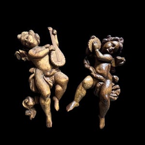 Set aus 2 antiken Putten-Wanddekorationen aus Holz – handgeschnitzte musikalische Engel, braune Holzskulpturen, ca. 40 cm