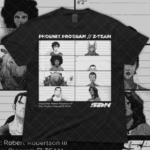 Puede incluir: Camiseta negra con un gráfico de personajes al estilo de una alineación policial, con el texto "PHOENIX PROGRAM // Z-TEAM". La camiseta también incluye el texto "Dispatcher Robert Robertson III" y "File: Phoenix Program/Z-TEAM".
