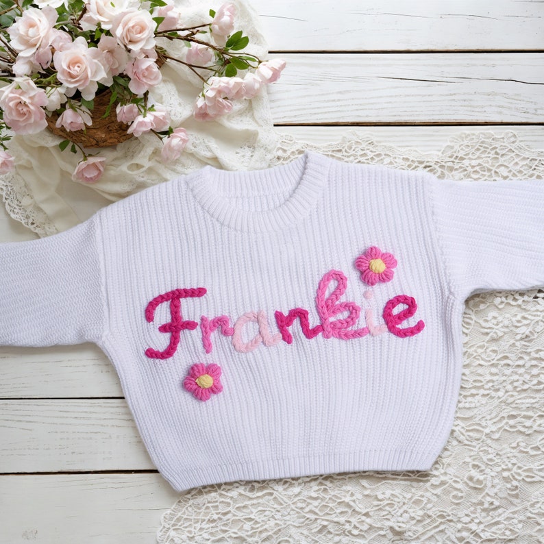 Personalisierter Babypullover, benutzerdefinierte Pullover mit Babyname, handbestickter Babynamen Pullover, individuell für Babys gestrickt, Babypartygeschenk Bild 3