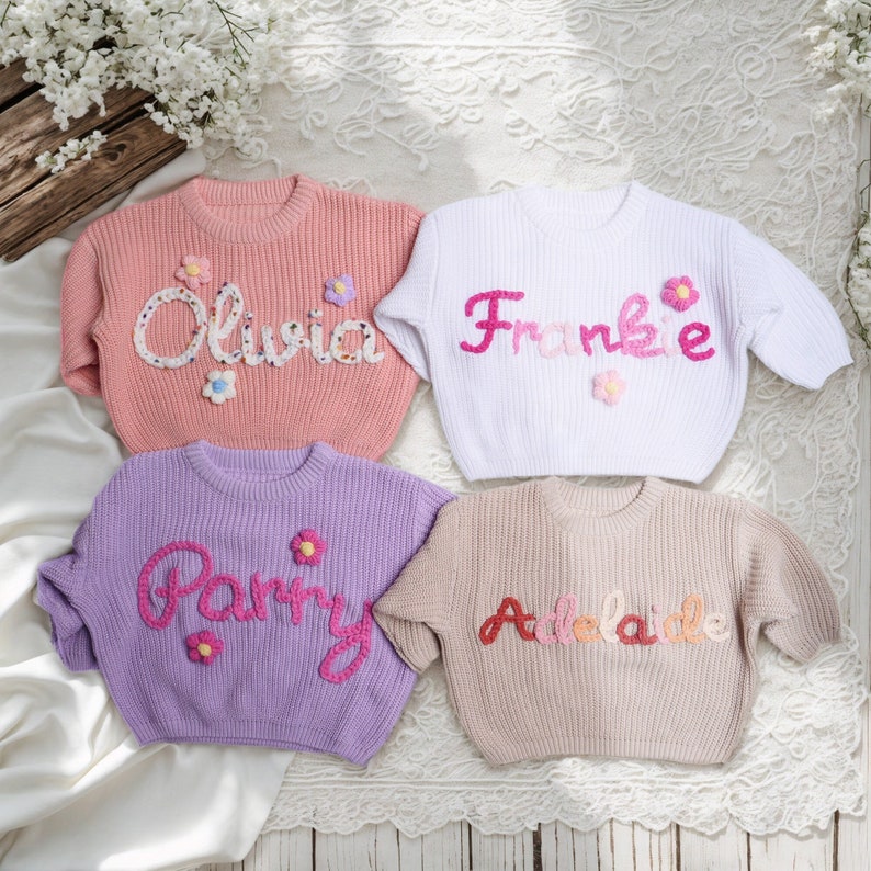 Personalisierter Babypullover, benutzerdefinierte Pullover mit Babyname, handbestickter Babynamen Pullover, individuell für Babys gestrickt, Babypartygeschenk Bild 1