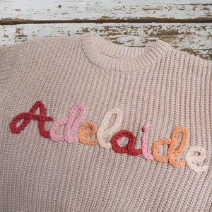 Personalisierter Babypullover, benutzerdefinierte Pullover mit Babyname, handbestickter Babynamen Pullover, individuell für Babys gestrickt, Babypartygeschenk Bild 5