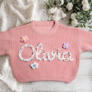 Personalisierter Babypullover, benutzerdefinierte Pullover mit Babyname, handbestickter Babynamen Pullover, individuell für Babys gestrickt, Babypartygeschenk Bild 4