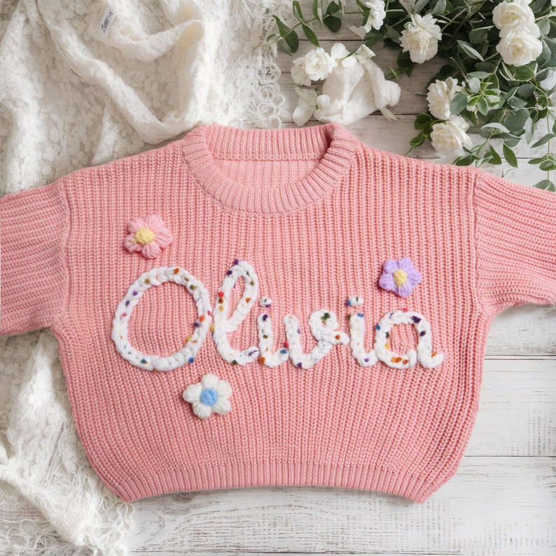 Personalisierter Babypullover, benutzerdefinierte Pullover mit Babyname, handbestickter Babynamen Pullover, individuell für Babys gestrickt, Babypartygeschenk Bild 4