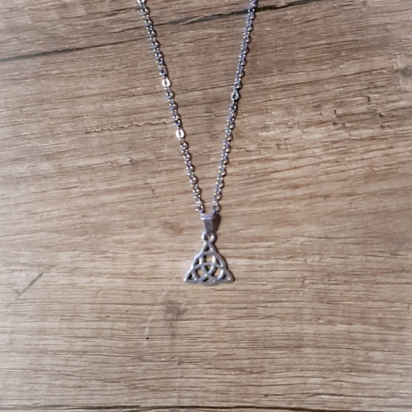 Collier noeud de sorcière