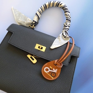 Étui en cuir AirTag fait main avec lanière - Housse de protection, porte-clés pour Apple AirTag, breloque pour sac, support pour médaille pour animal de compagnie, accessoire élégant
