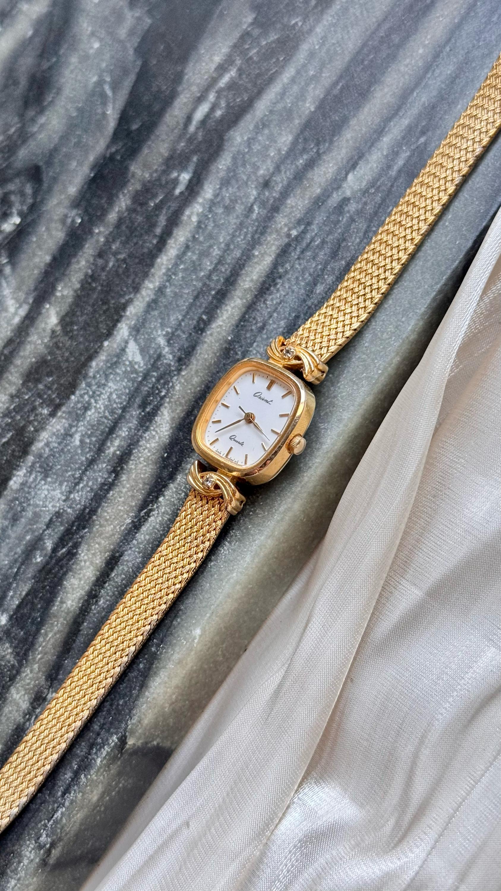 Vintage ORIENT DANA 黒石付き ブレスレット腕時計 ゴールド Vintage ORIENT DANA 黒石付き ブレスレット腕時計 ゴールド Dana