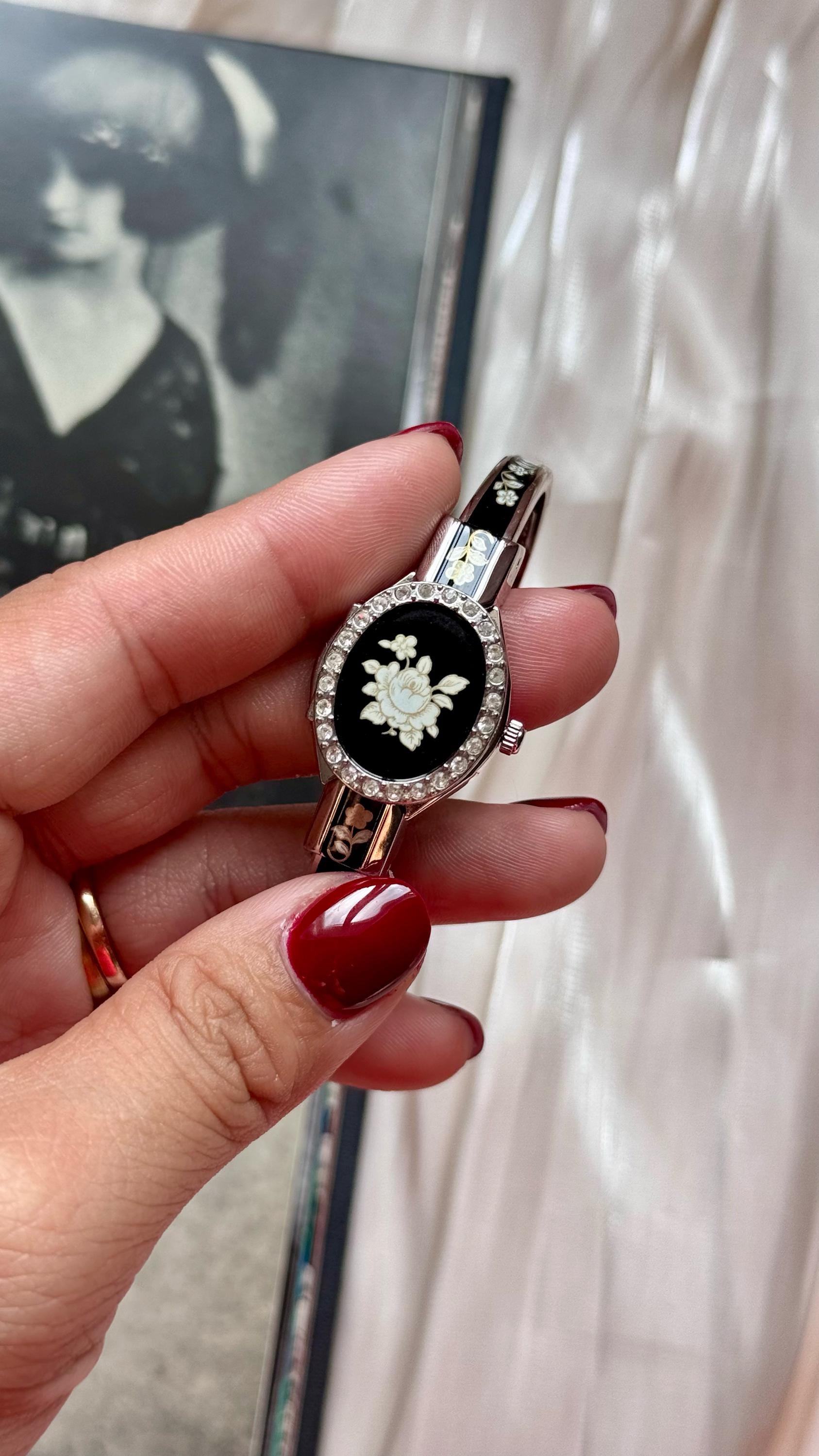 André Mouche ネイビー 花柄 時計 Vintage Andre Mouche Quartz Watch with Navy Enamel Floral