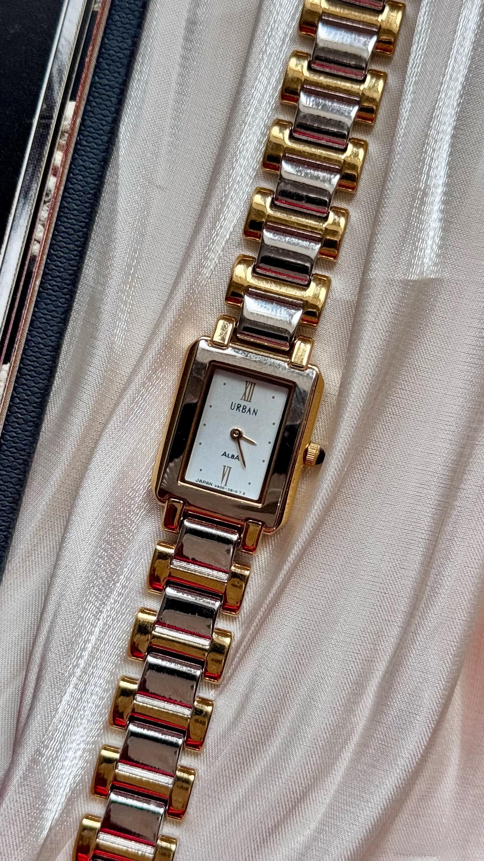 Vintage Seiko ALBA V233-0490 Japan Quartz Women’s Watch – Gold Tone Mesh Band SOLD // Vintage ALBA by Seiko Gold Tone Digital Quartz Watch  main image 4
