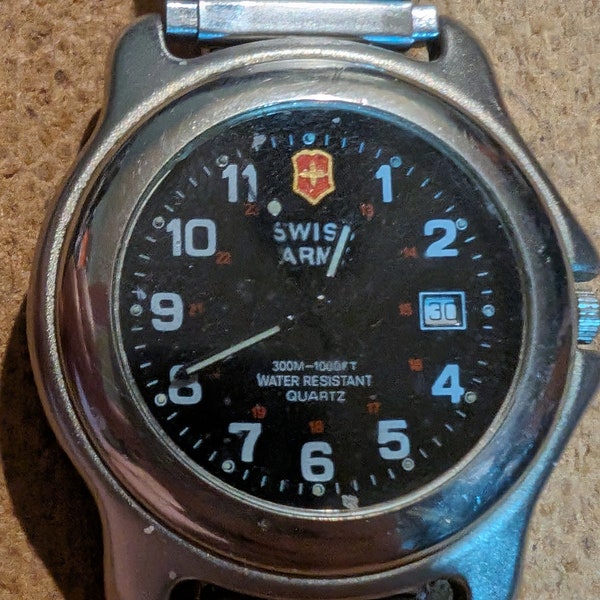 Vintage Swiss army watch with black dial and twist o flex style band keeps excellent time