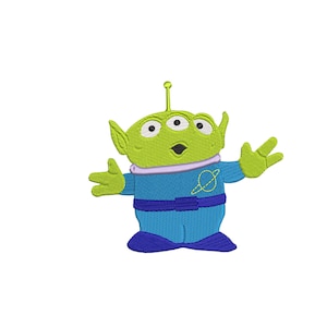 Peut inclure: Personnage extraterrestre vert avec trois yeux, portant une combinaison spatiale bleue avec une ceinture jaune et un col violet. Le personnage est debout, les bras tendus. Le texte "4 tailles" et "2, 3, 4, 5 pouces" est sous le personnage.