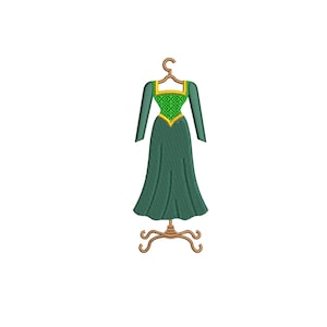 Puede incluir: Diseño de vestido verde bordado sobre una percha y un soporte. El vestido tiene mangas largas y un escote cuadrado con ribete dorado. También se ve el texto "5 tamaños" y "3, 4, 5, 6, 7 pulgadas".