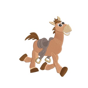 以下が含まれることがあります： 鞍をつけた茶色の馬が走って上を見ている刺繍のデザイン。デザインは3つのサイズ（3インチ、4インチ、5インチ）で提供されています。