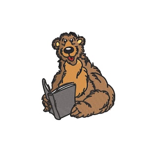 Puede incluir: Diseño bordado de un oso marrón leyendo un libro. El diseño está disponible en 3 tamaños: 4, 5 y 6 pulgadas.