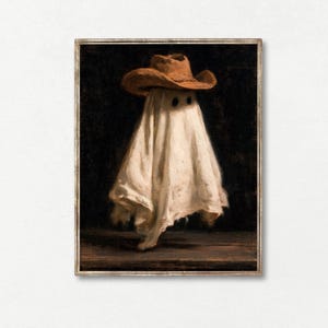 Pu&ograve; includere: Un dipinto a olio incorniciato raffigurante una figura drappeggiata in un lenzuolo bianco, che indossa un cappello da cowboy marrone. La figura &egrave; posizionata su uno sfondo nero solido, con il bordo inferiore poggiato su una superficie scura.