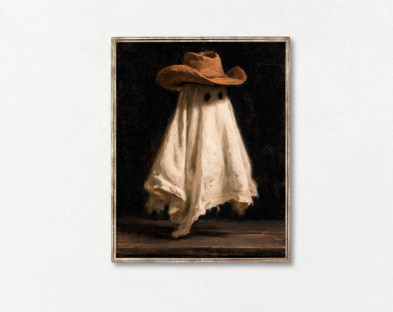 Pu&ograve; includere: Un dipinto a olio incorniciato raffigurante una figura drappeggiata in un lenzuolo bianco, che indossa un cappello da cowboy marrone. La figura &egrave; posizionata su uno sfondo nero solido, con il bordo inferiore poggiato su una superficie scura.
