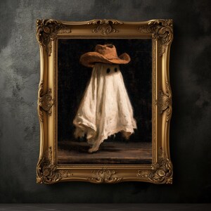 Pu&ograve; includere: Un dipinto a olio incorniciato raffigurante una figura spettrale avvolta in un lenzuolo bianco e con indosso un cappello da cowboy marrone. La figura &egrave; posta su uno sfondo scuro e suggestivo. L'opera &egrave; racchiusa in una cornice dorata ornata in stile antico.