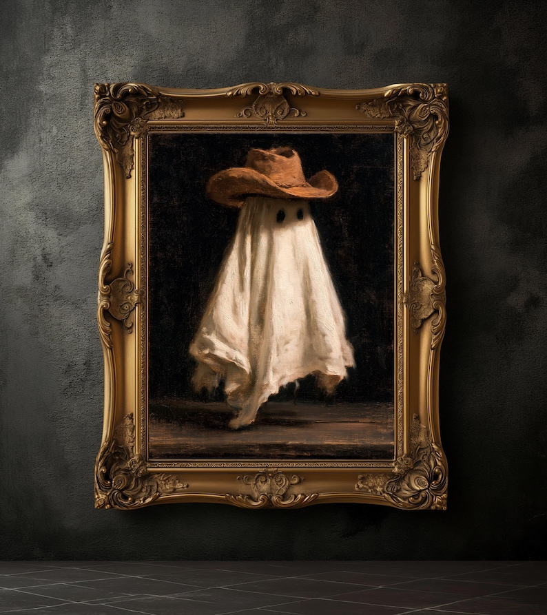 Pu&ograve; includere: Un dipinto a olio incorniciato raffigurante una figura spettrale avvolta in un lenzuolo bianco e con indosso un cappello da cowboy marrone. La figura &egrave; posta su uno sfondo scuro e suggestivo. L'opera &egrave; racchiusa in una cornice dorata ornata in stile antico.