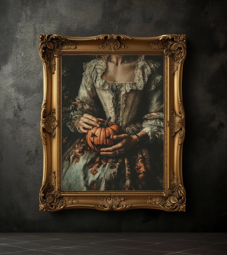 K&ouml;nnte beinhalten: Gerahmtes Gem&auml;lde im Vintage-Stil, das eine Person mit einem geschnitzten orangefarbenen K&uuml;rbis zeigt. Die Person tr&auml;gt ein cremefarbenes Kleid mit Spitzendetails. Der verzierte goldene Rahmen unterstreicht das Halloween-Thema des Kunstwerks.