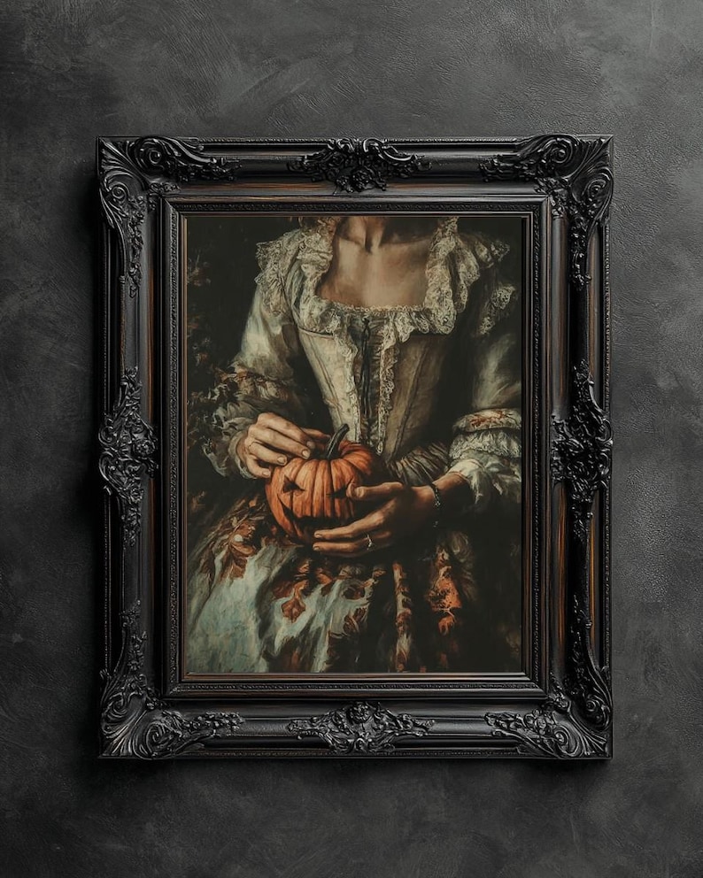 K&ouml;nnte beinhalten: Gerahmtes Gem&auml;lde im Vintage-Stil, das eine Person mit einem geschnitzten K&uuml;rbis zeigt. Die Person tr&auml;gt ein cremefarbenes Kleid mit Spitzendetails. Der verzierte schwarze Rahmen verleiht eine gotische &Auml;sthetik, ideal f&uuml;r Halloween.
