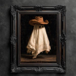 Pu&ograve; includere: Un dipinto a olio incorniciato raffigurante una figura drappeggiata in un lenzuolo bianco che indossa un cappello da cowboy marrone. La figura presenta due fori circolari scuri per gli occhi sul lenzuolo. L'opera &egrave; in una cornice di legno intagliato.