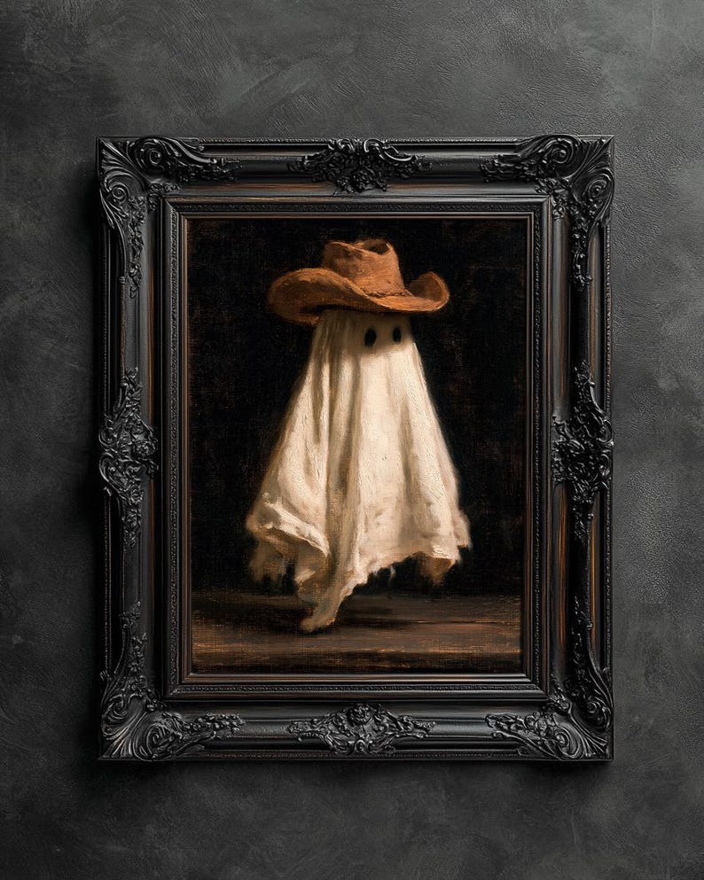 Pu&ograve; includere: Un dipinto a olio incorniciato raffigurante una figura drappeggiata in un lenzuolo bianco che indossa un cappello da cowboy marrone. La figura presenta due fori circolari scuri per gli occhi sul lenzuolo. L'opera &egrave; in una cornice di legno intagliato.