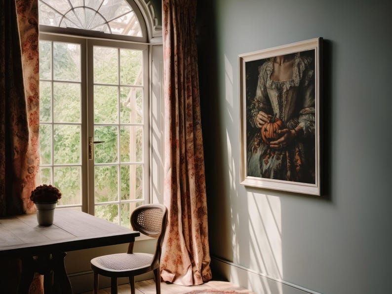 K&ouml;nnte beinhalten: Ein gerahmtes Kunstwerk zeigt eine Person in historischem Kleid, die einen K&uuml;rbis h&auml;lt. Der Raum verf&uuml;gt &uuml;ber einen Holztisch, einen Korbstuhl und ein Fenster mit floralen Vorh&auml;ngen. Die W&auml;nde sind in einem ged&auml;mpften Gr&uuml;n gestrichen.