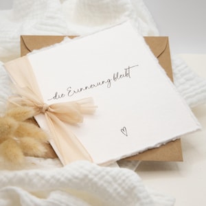 Trauerkarte “die Erinnerung bleibt” – Handgeschöpftes Papier, Chiffonband, 14x14 cm, Beileidskarte mit Umschlag