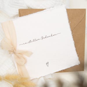 Trauerkarte “In stillem Gedenken” – Handgeschöpftes Papier, Chiffonband, 14x14 cm, Beileidskarte mit Umschlag