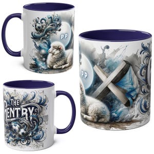 Könnte beinhalten: Drei weiße Keramikbecher mit marineblauem Innenraum und Griff. Jeder Becher hat ein einzigartiges Design: ein Schaf, ein Kreuz und der Text "The Coventry" mit Fußballgrafiken. Die Designs sind in Blau- und Grautönen gehalten.