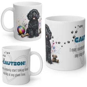 Peut inclure: Mug en céramique blanche avec une illustration de chien noir, des éclaboussures de peinture colorées, une balle et un os. Le mug porte l'inscription "CAUTION! I may randomly start talking about my dog at any given time."