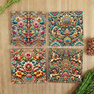 Puede incluir: Juego de cuatro posavasos cuadrados con diseños florales y de criaturas míticas ornamentados. Cada posavasos presenta un patrón colorido único con detalles dorados, incluyendo flores, hojas y leones alados. Los posavasos están dispuestos sobre una superficie de madera.