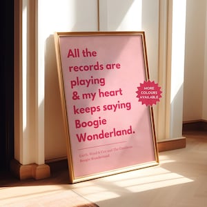 Può includere: Un poster rosa con cornice dorata che presenta il testo "All the records are playing & my heart keeps saying Boogie Wonderland." Il poster include anche il testo "Earth, Wind & Fire and The Emotions Boogie Wonderland" e una stella rossa con il testo "MORE COLOURS AVAILABLE".