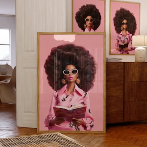 Arte murale con bambola afro, poster retrò con bambola, stampa con barba afro, stampa pop art moderna, arredamento per cameretta preppy, arte vintage con bambola, estetica Y2K, stampa rosa