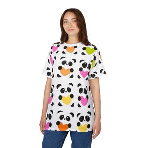 Bonita camiseta unisex "Amor de Panda" / Camiseta AOP para amantes de los animales / Regalo ideal para cumpleaños, festividades, ropa informal, amantes de la naturaleza y moda divertida.