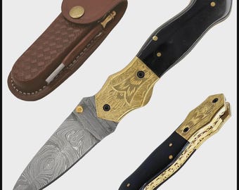 Navaja de bolsillo de acero de Damasco, hecha a mano y personalizada, con mango de hueso teñido y refuerzo de latón grabado. Incluye funda, afilador y caja de regalo.