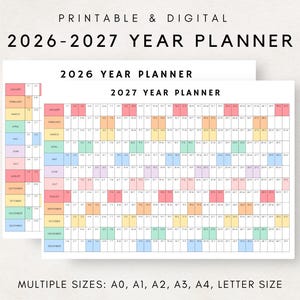 Könnte beinhalten: Ein druckbarer und digitaler Jahresplaner 2026-2027. Das Design zeigt ein farbenfrohes Rasterlayout mit Monaten und Daten. Der Text "2026 YEAR PLANNER" und "2027 YEAR PLANNER" sind zu sehen. Erhältlich in den Größen A0, A1, A2, A3, A4 und Letter.