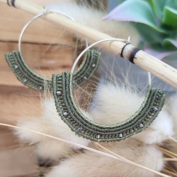 petites boucles d'oreilles anneaux,  créoles argentées, bijoux macramé avec perles miyuki